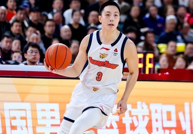广东大胜四川惊现两点：全明星票王7分4失误，胡明轩超越朱芳雨
